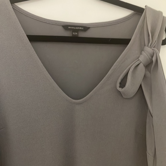 2/$40 BANANA REPUBLIC Grey Top - Picture 2 of 3